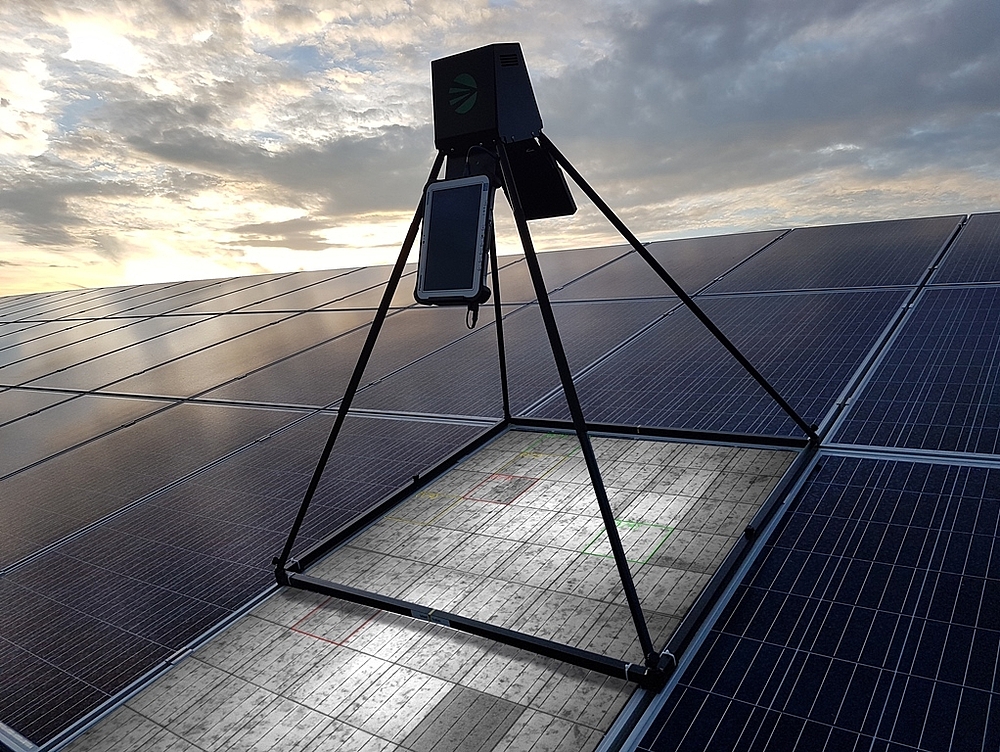 Mobiles Inspektionssystem von Solarmodulen auf einem Feld