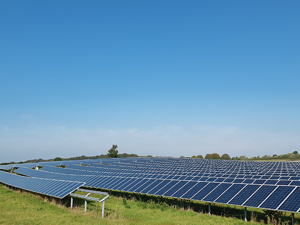Solarpark mit fehlenden Modulen